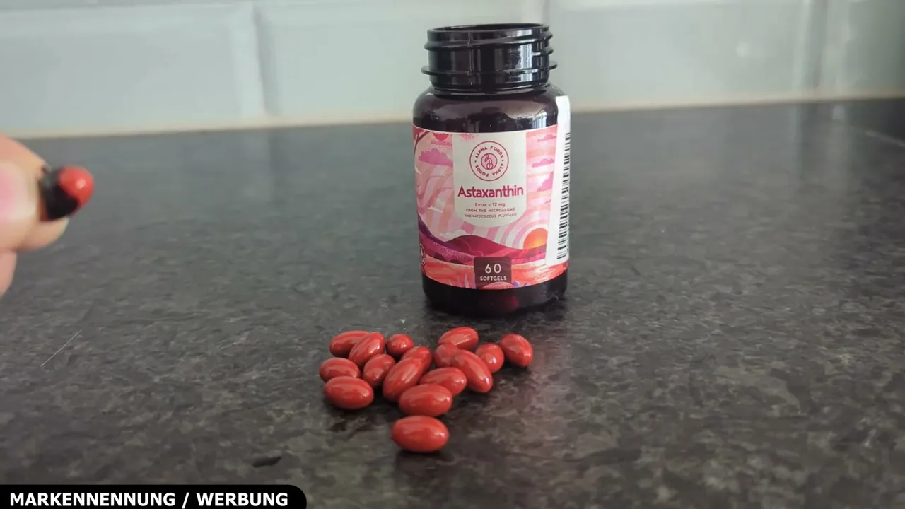 Beim Aufstechen sieht man gut das dunkle, tiefrote Astaxanthin, das hier in Sonnenblumenkernöl gelöst ist.