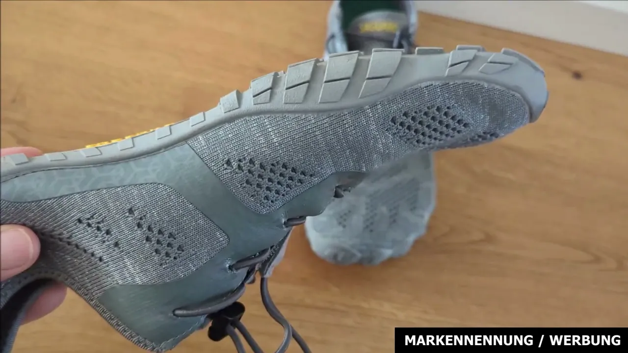 Meiner Meinung nach sorgt die extrem flexible Gummisohle ohne Fersenerhöhung für ein wunderbar natürliches Laufgefühl.