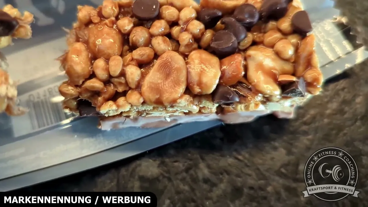 Meiner Meinung nach schmeckt der Riegel klasse, weil er herrlich nussig ist und einen leckeren Schokoboden besitzt.