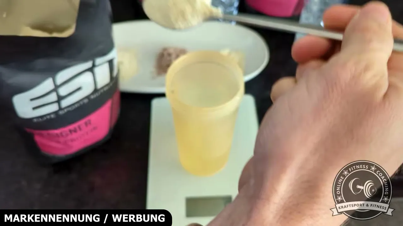Da kein Scoop beiliegt, wiege ich die benötigten 30 Gramm Pulver im Test einfach unkompliziert mit dem Esslöffel ab.