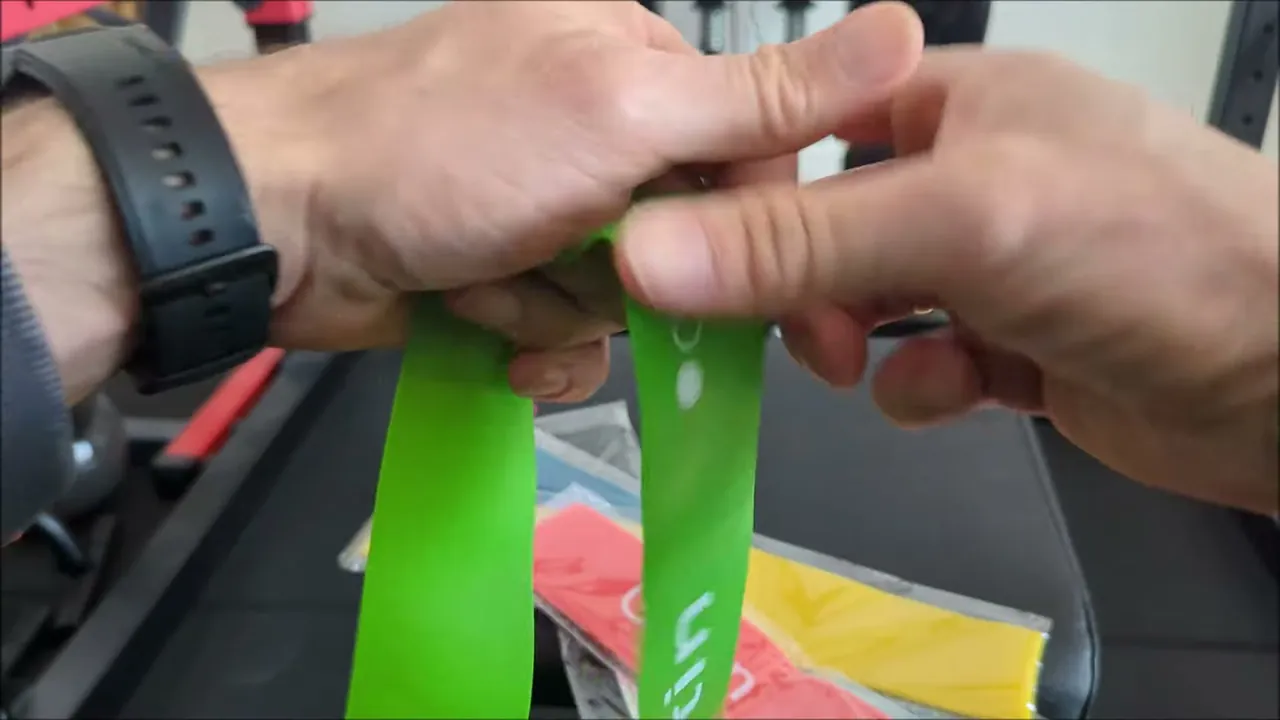 In meinem Test eignet sich das leichte grüne Band ideal für das Aufwärmen und gezielte Übungen der Rotatorenmanschette.