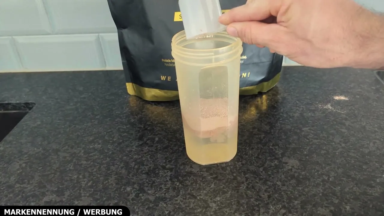 Ich bereite den Shake genau nach Empfehlung mit 200 Millilitern Wasser und einem Dosierlöffel Pulver zu.