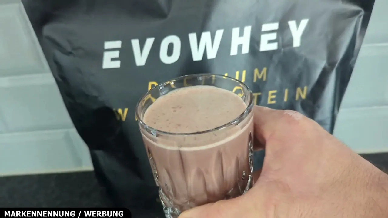 Aus meiner Sicht ist das Ergebnis perfekt: Der Shake löst sich ohne Klümpchen auf und schmeckt angenehm schokoladig.