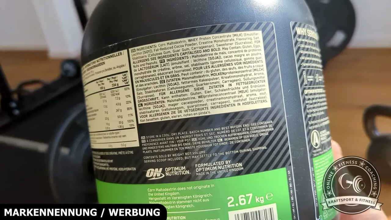 Maltodextrin dient als primäre Kohlenhydratquelle, während Molkenproteinkonzentrat den hohen Eiweißanteil liefert.