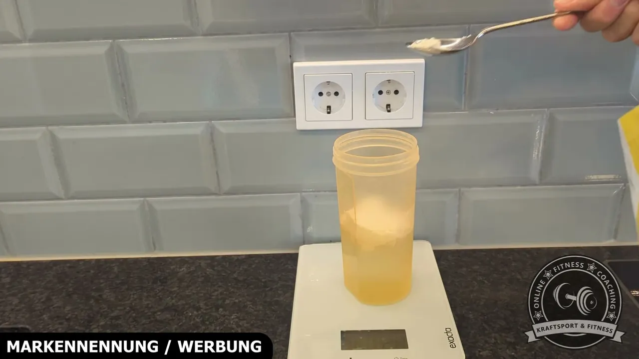 Ich dosiere das Pulver im Test ganz genau auf der Waage, um exakt die empfohlenen 30 Gramm zu treffen.
