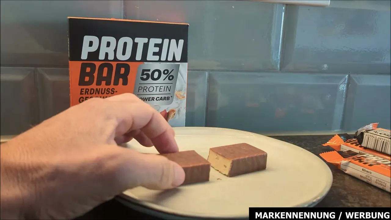 In meinem Test punktet der Riegel mit einer angenehm festen Konsistenz, die mir frisch aus dem Kühlschrank am besten schmeckt.