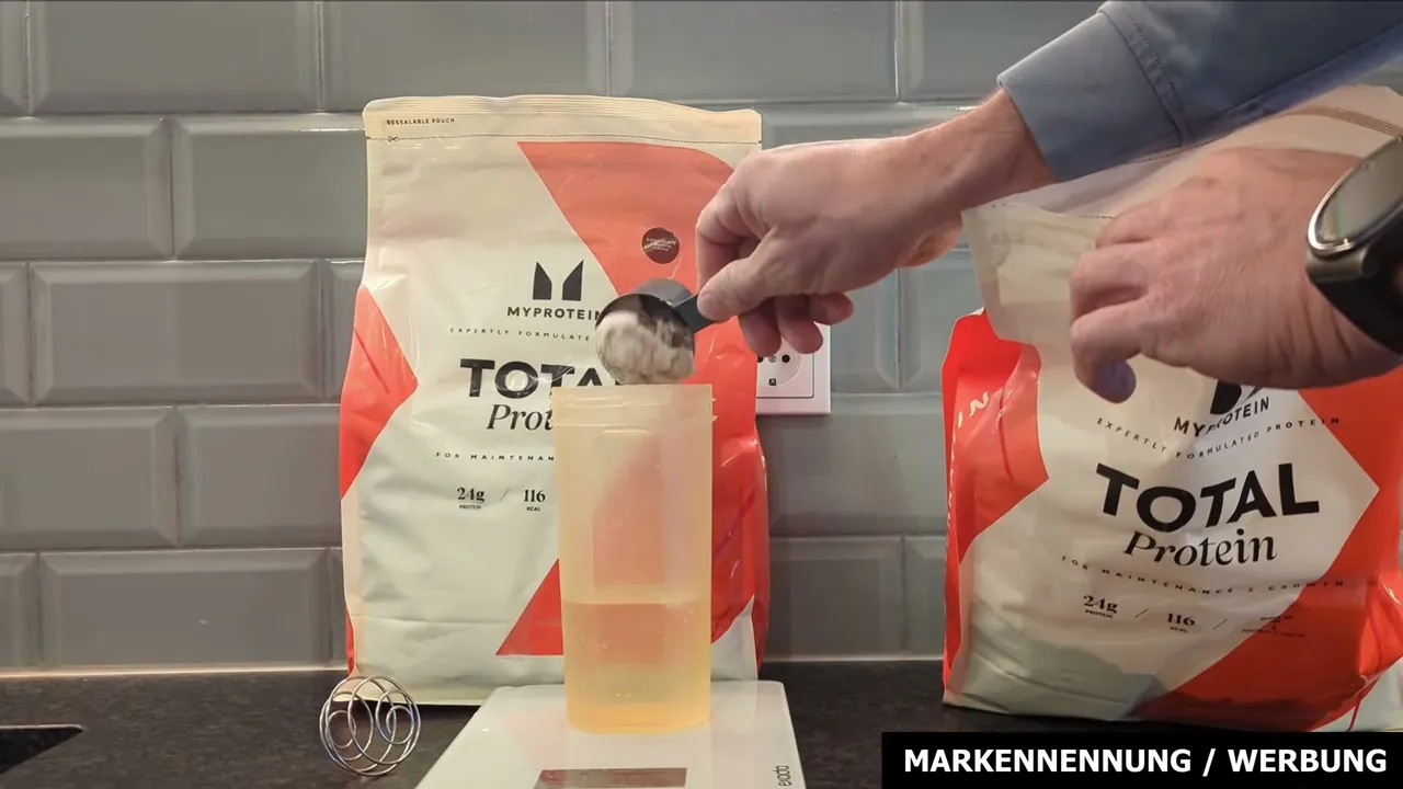 In meinem Test dosiere ich das Pulver genau nach Herstellerangabe mit rund 30 Gramm für den Shake.