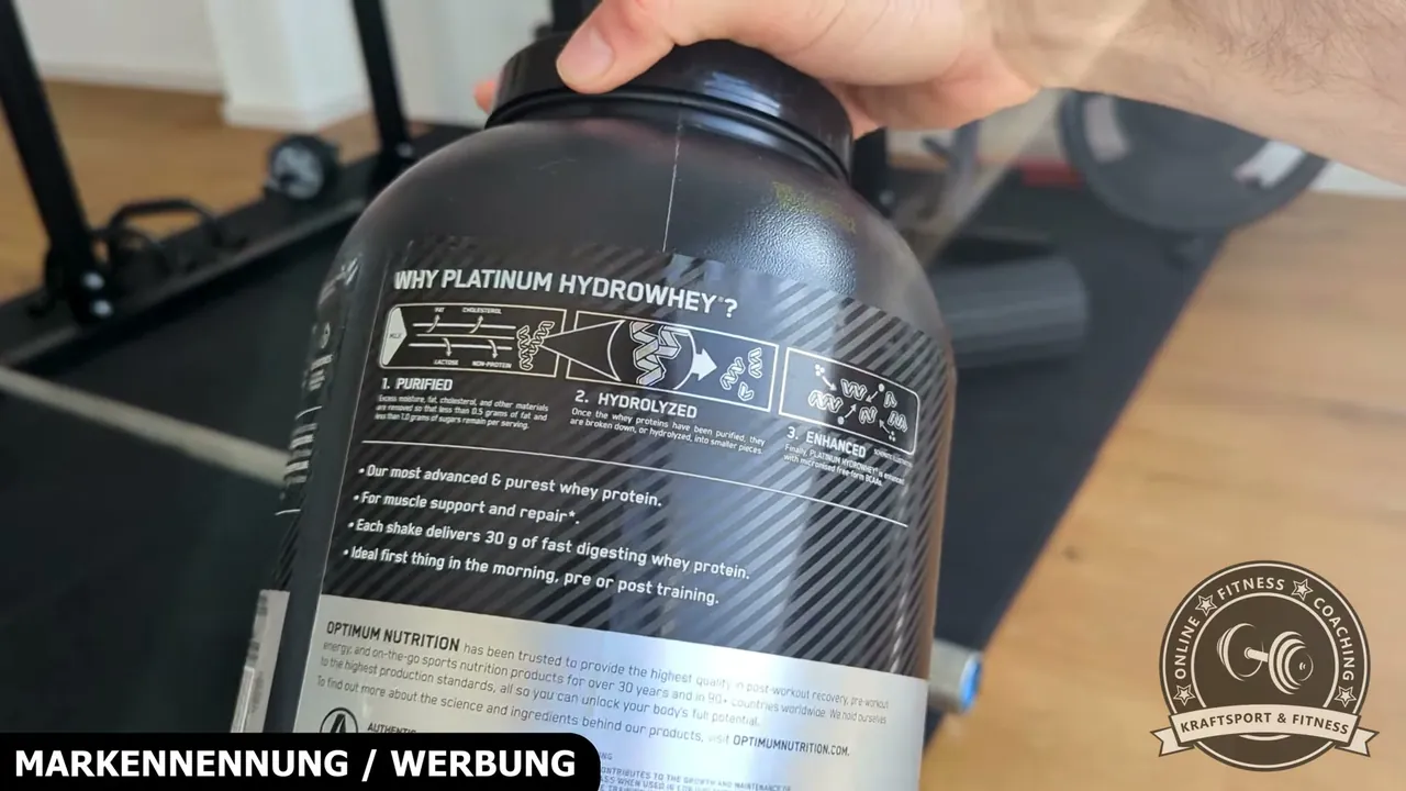 Auf der Verpackung wird die mehrstufige Aufbereitung und Hydrolyse des Molkenproteins schematisch veranschaulicht.