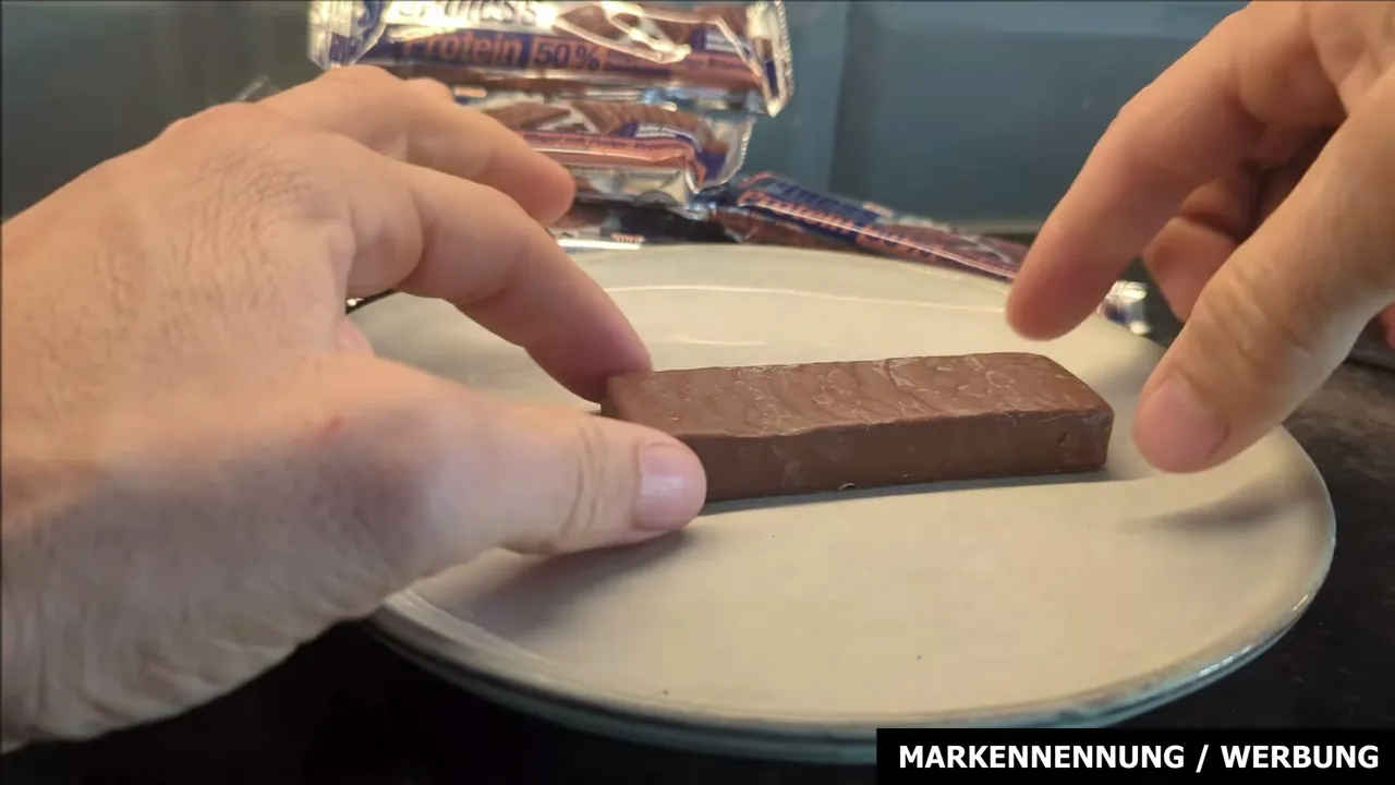 Mir gefällt die appetitliche Schokoglasur des handlichen 45-Gramm-Riegels auf den ersten Blick richtig gut.