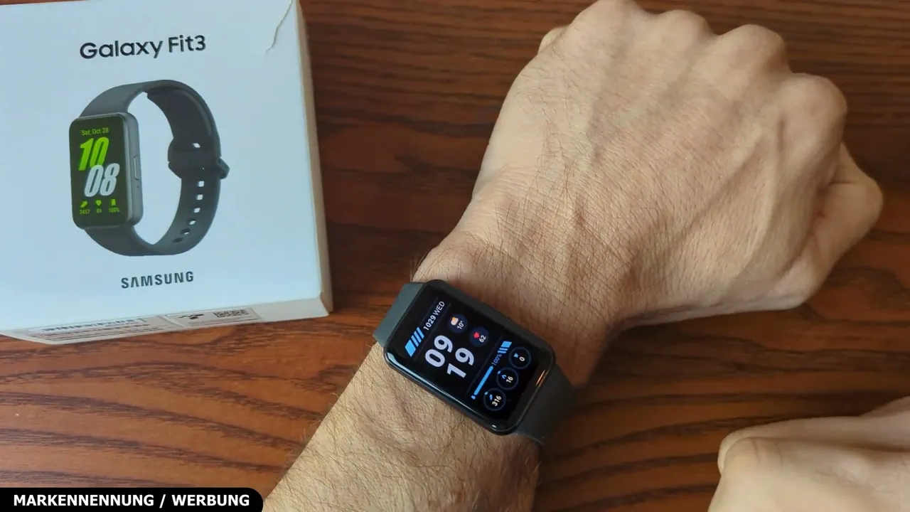 Meiner Meinung nach trägt sich die Galaxy Fit3 im Alltag dank des geringen Gewichts und schmalen Gehäuses super angenehm.
