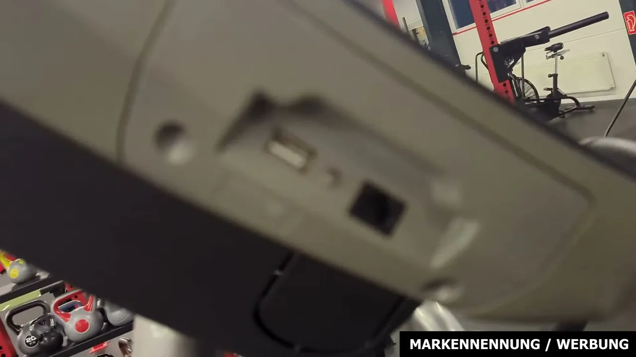 Aus meiner Sicht ist der integrierte USB-Anschluss an der Konsole ein praktisches Extra für mobile Geräte.