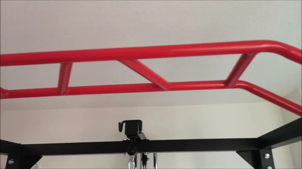 In meinem Test gefällt mir die rote Klimmzugstange mit ihren vielen Griffvariationen für den Rücken besonders gut.
