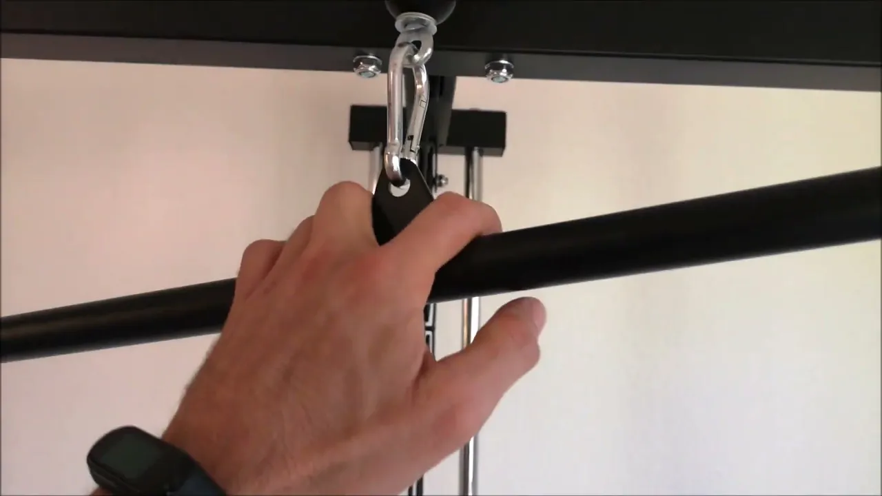 Ich denke, die Befestigung per Karabiner ist extrem praktisch, um schnell verschiedene Griffe am Latzug einzuhängen.