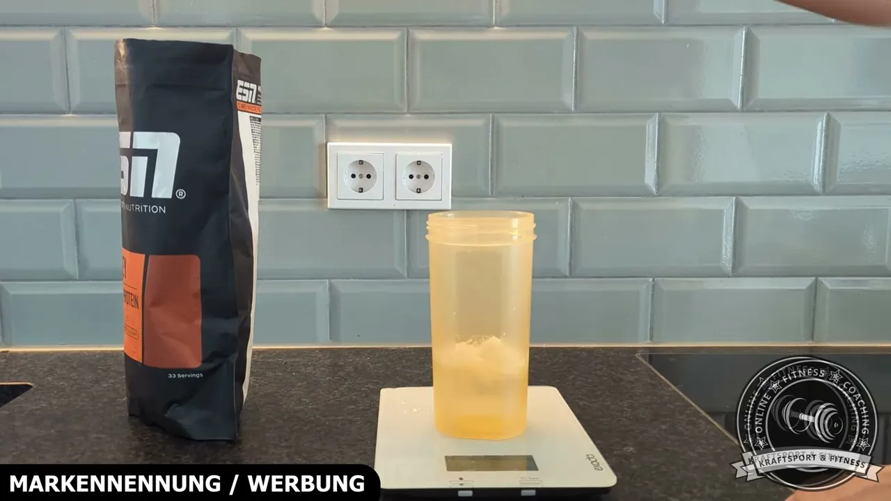 In meinem Test wiege ich exakt 30 Gramm Pulver ab, um es anschließend mit 200 Millilitern Wasser zu mischen.